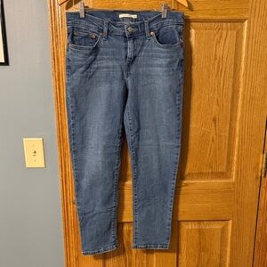 Levi's Boyfriend Straight Leg Jeans in Medium Blue Wash 28x27